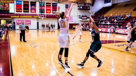 Women’s basketball splits last two games