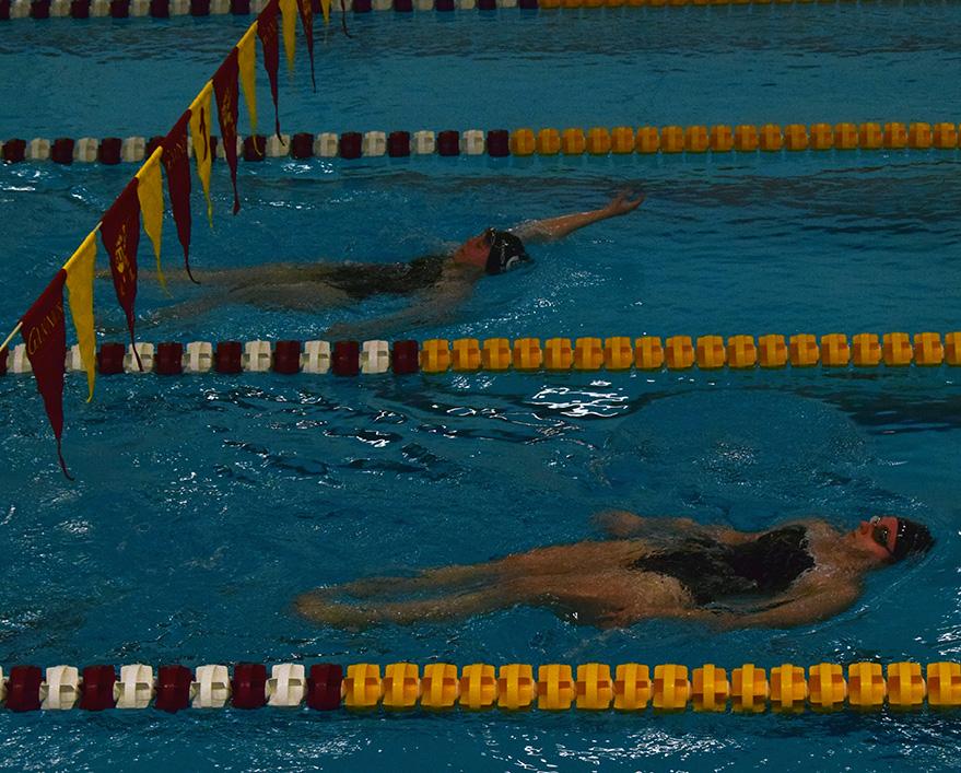 Men’s swimming splits weekend; women’s team falls twice